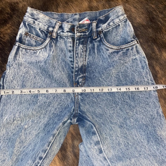 Vintage washed high waisted jeans. - Picture 7 of 9